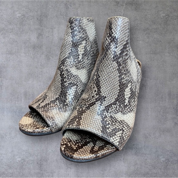 Kenneth Cole Reaction neutral snakeskin Fridah Fly Peep Toe Booties size-6.5 - Picture 9 of 10